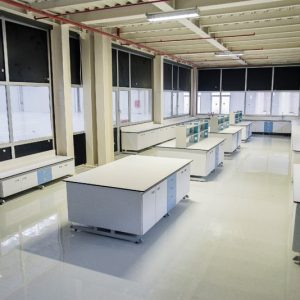 أثاث المختبرات والمستشفيات